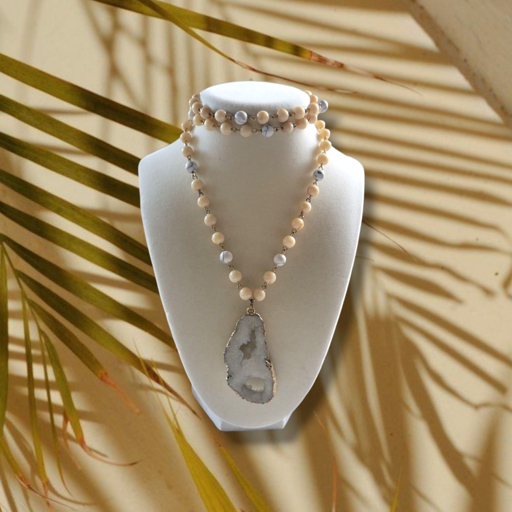 NWOT Elegant Long Cream/Gold Beaded Natural Agate Druzy Pendant Necklace